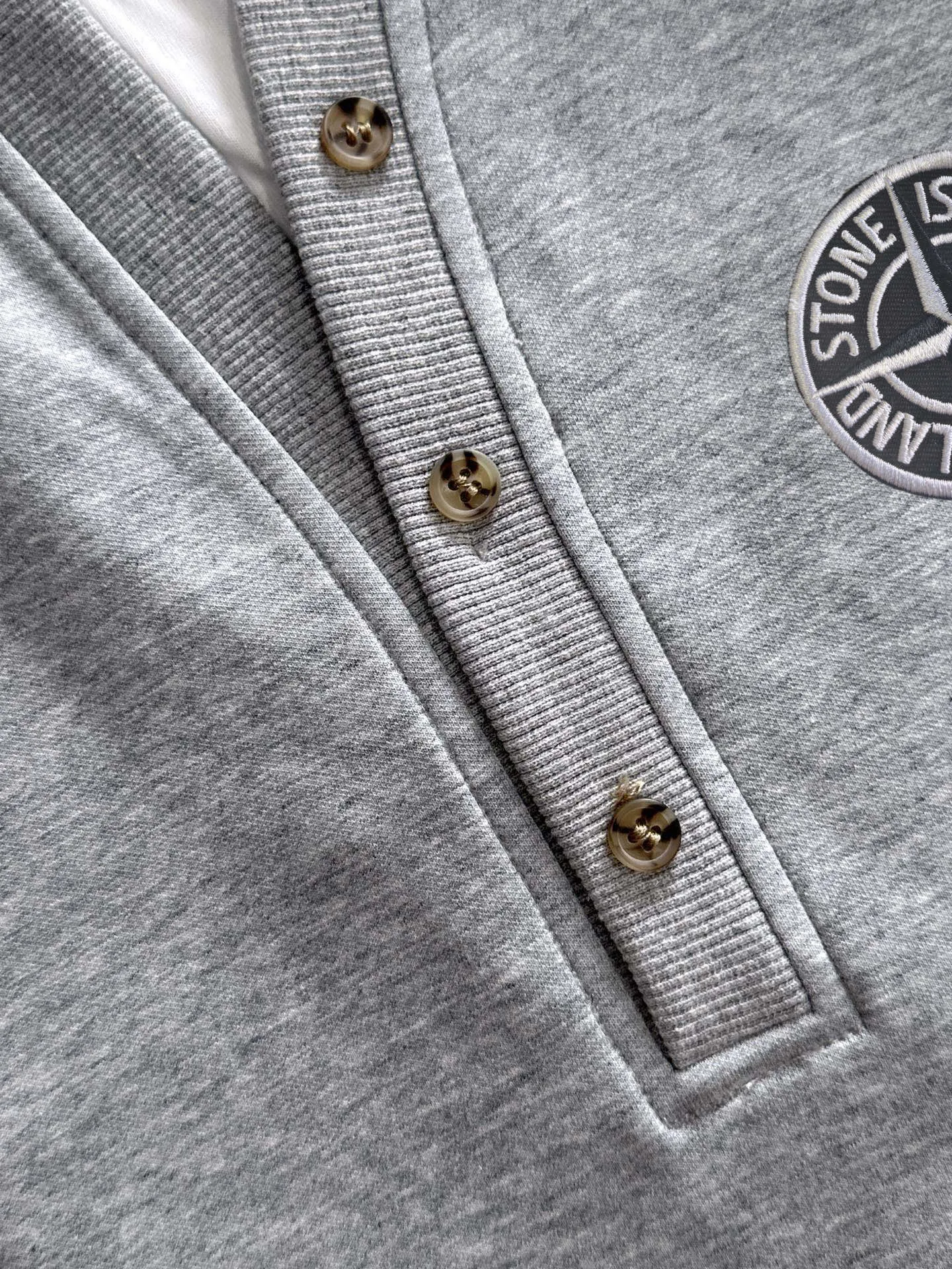 P360 Stone Island's exclusive first release of 25ss autumn and winter new lapel sweatshirt long-sleeved men and women. Many stars share the same style. Craftsmanship that ordinary small workshops cannot copy. We are not afraid of any challenges in terms of materials, detail restoration and craftsmanship, just to provide everyone with wonderful products. Compare the top original versions at will. No expense is spared just to do better. Unique imported fabric feel. Purely imported German machine production. Precision operation. Thousands of needles density. Full set of new accessories with three standards for simultaneous customization. The upper body is versatile and fashionable. A perfect choice for autumn and winter. A must-have item. Size chart: m-4XL (Please state your height and weight when placing an order.